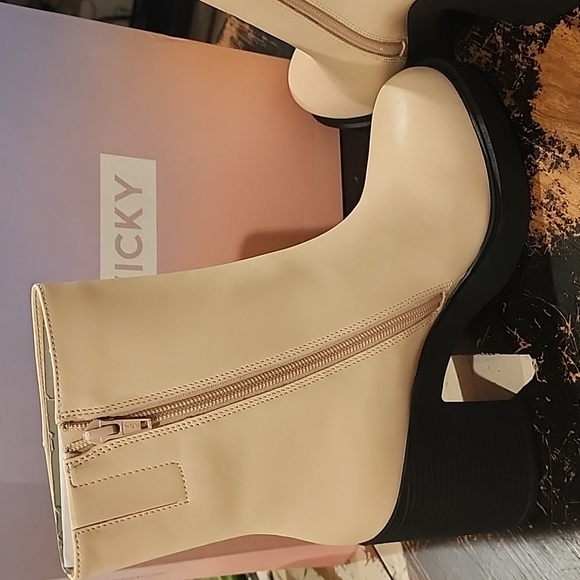 LISA VICKY Valid Platform Boot In Beige Size 9.5 New In Box - Picture 4 of 4